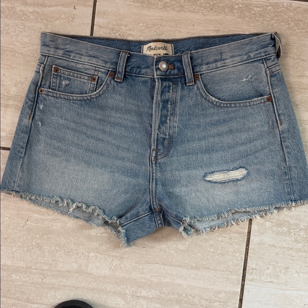 Madewell Light Wash Brynn Shorts Size 26 NWT Distressed - Picture 3 of 4
